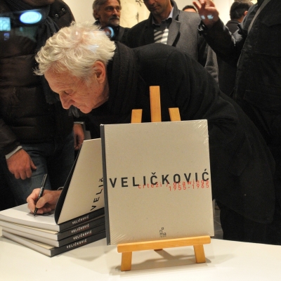 Vladimir Veličković potpisuje svoju monografiju na otvaranju izložbe, 1. novembar 2014.